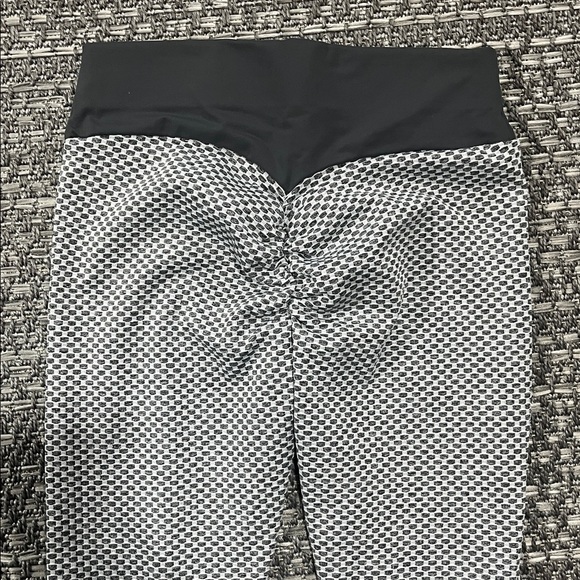 Scrunched Butt Leggings Grey & White - Picture 3 of 10